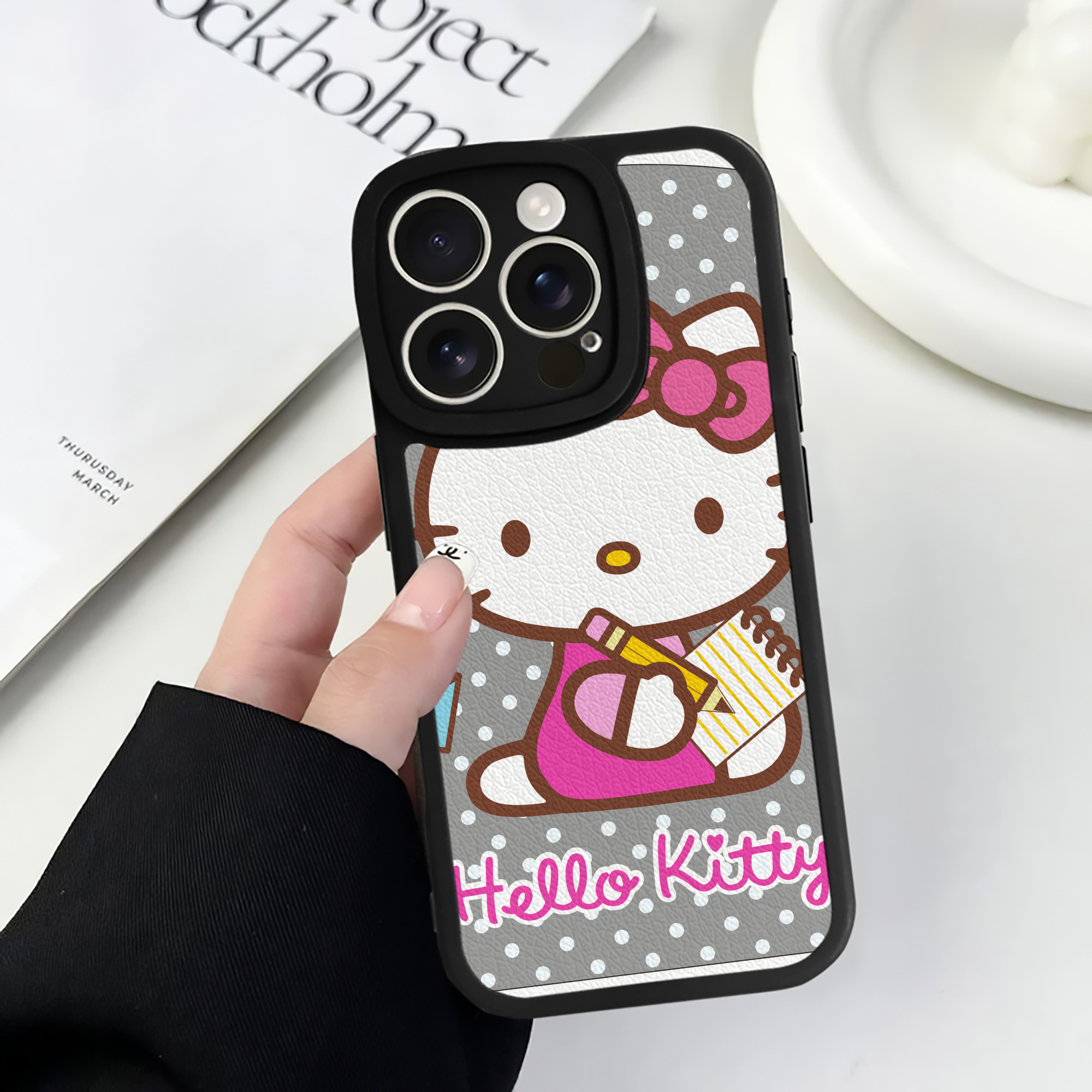 （画像用） Hello Kitty ハローキティ 【iPhone 16シリーズ対応】シリコンスマホケース（レザー調） 材質：シリコン